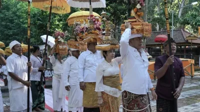 pemkab-karangasem-gelar-bhakti-penganyar-dan-penyineban-di-pura-giri-selaka-banyuwangi