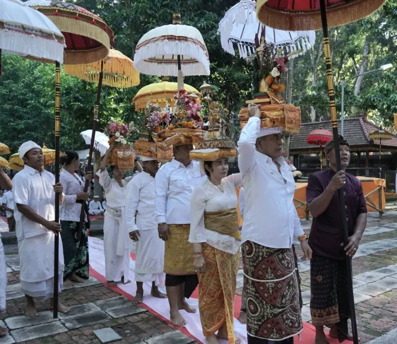 pemkab-karangasem-gelar-bhakti-penganyar-dan-penyineban-di-pura-giri-selaka-banyuwangi