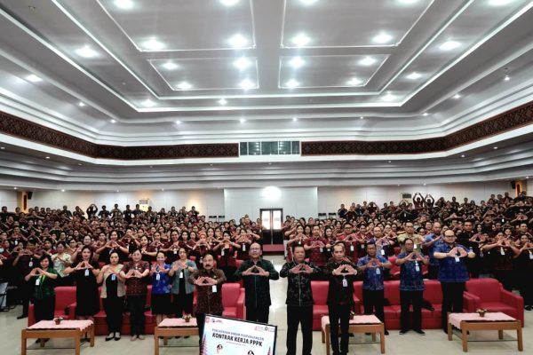 perpanjangan-kontrak-2-442-pppk-bupati-gus-par-ingatkan-ribuan-pppk-tingkatkan-profesionalisme-dan-pelayanan-publik