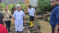 Tinjau Dampak Banjir di Baktiseraga, Bupati Sutjidra Tegaskan Sampah Jadi Masalah Utama Penyebab Banjir
