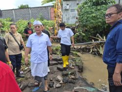 Tinjau Dampak Banjir di Baktiseraga, Bupati Sutjidra Tegaskan Sampah Jadi Masalah Utama Penyebab Banjir