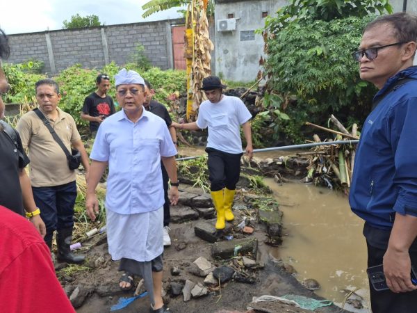 tinjau-dampak-banjir-di-baktiseraga-bupati-sutjidra-tegaskan-sampah-jadi-masalah-utama-penyebab-banjir