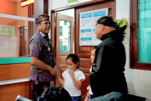 tinjau-puskesmas-rendang-i-bupati-gus-par-tegaskan-disiplin-pegawai-dan-pelayanan-humanis-layani-masyarakat-dengan-senyum-dan-kesungguhan
