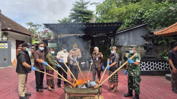 tuntaskan-30-perkara-kejari-karangasem-musnahkan-bb-sabu-hingga-ponsel
