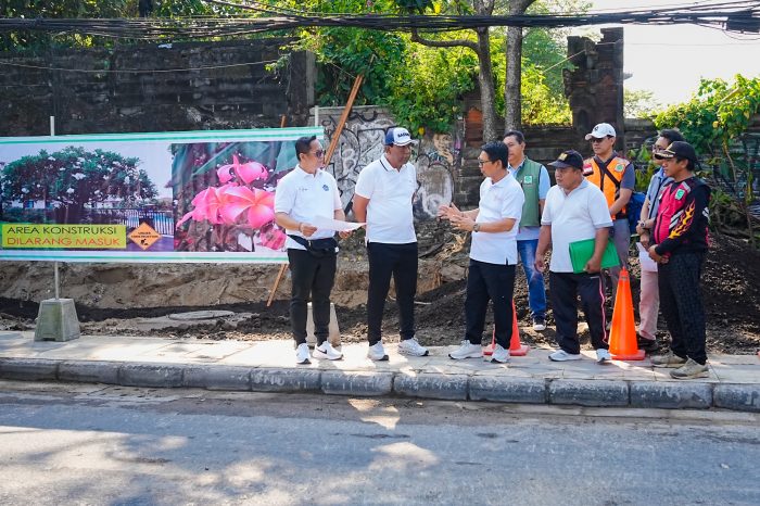 Bupati Adi Arnawa dan Ketua DPRD Badung Tinjau Penataan Pedestrian Pantai Kuta