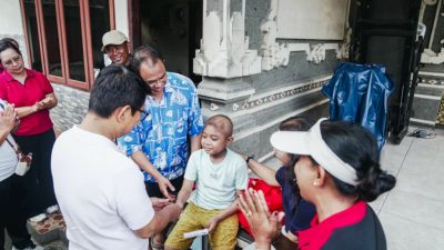 bupati-adi-arnawa-dan-ketua-k3s-badung-sambangi-warga-disabilitas-di-abianbase