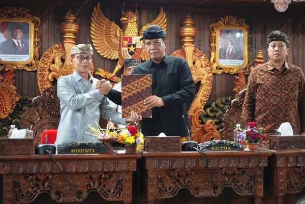 bupati-satria-hadiri-rapat-paripurna-dprd-klungkung-sepakati-pertanggungjawaban-pelaksanaan-apbd-ta-2025