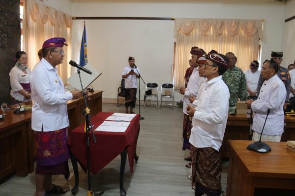 bupati-sutjidra-lantik-3-direksi-perumda-pasar-argha-nayottama