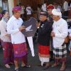 Bupati Sutjidra Salurkan Bantuan Sepeda Motor untuk Majelis Desa Adat Alitan Se-Buleleng