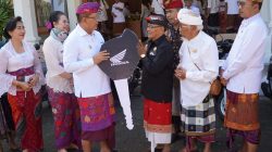 Bupati Sutjidra Salurkan Bantuan Sepeda Motor untuk Majelis Desa Adat Alitan Se-Buleleng