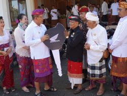 Bupati Sutjidra Salurkan Bantuan Sepeda Motor untuk Majelis Desa Adat Alitan Se-Buleleng