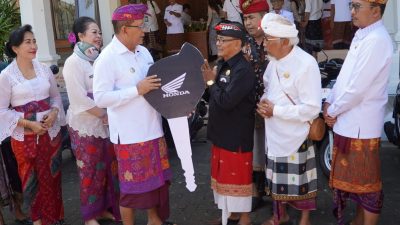 Bupati Sutjidra Salurkan Bantuan Sepeda Motor untuk Majelis Desa Adat Alitan Se-Buleleng
