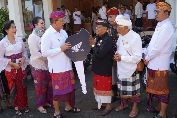 bupati-sutjidra-salurkan-bantuan-sepeda-motor-untuk-majelis-desa-adat-alitan-se-buleleng