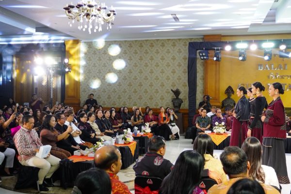 dekranasda-bali-fashion-road-show-perdana-digelar-di-badung-perluas-promosi-desainer-dan-ikm-lokal