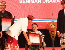 Gubernur Koster Anugerahi 12 Seniman, Budayawan, Pengabdi Seni Penghargaan Adi Sewaka Nugraha