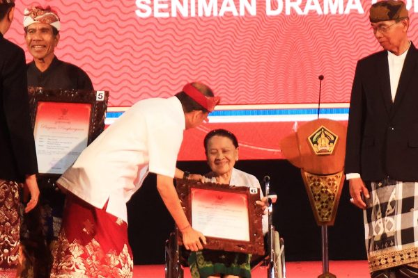 gubernur-koster-anugerahi-12-seniman-budayawan-pengabdi-seni-penghargaan-adi-sewaka-nugraha