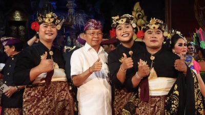 gubernur-koster-saksikan-parade-gong-kebyar-dewasa-pkb-xlviii-2026-bangli-dan-denpasar-suguhkan-spiritualitas-serta-kekuatan-tradisi-bali