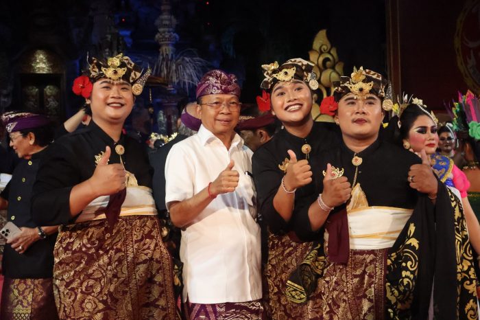 gubernur-koster-saksikan-parade-gong-kebyar-dewasa-pkb-xlviii-2026-bangli-dan-denpasar-suguhkan-spiritualitas-serta-kekuatan-tradisi-bali