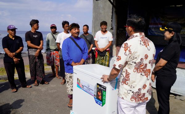 Jaga Mutu Ikan dan Lindungi Nelayan, Bupati Klungkung Serahkan Bantuan Chest Freezer KKP RI Sekaligus Siapkan BPJS Ketenagakerjaan