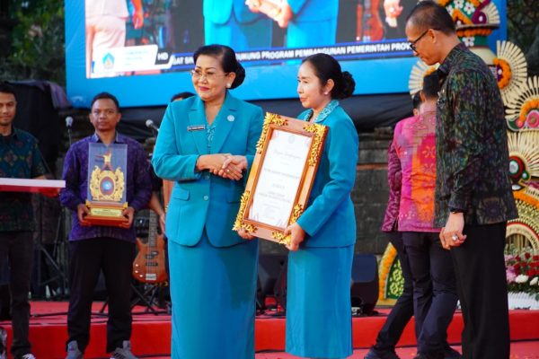 kontingen-karangasem-raih-juara-ii-lomba-senam-ny-mas-parwata-hadiri-puncak-hkg-pkk-ke-54-provinsi-bali