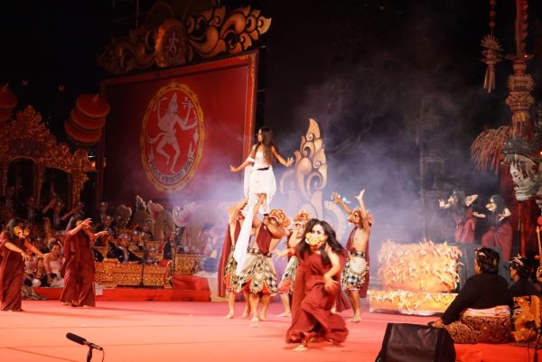 pukau-panggung-pkb-gong-kebyar-dewasa-duta-bangli-tampil-memikat-di-art-center