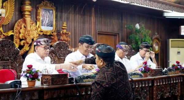 sinergi-eksekutif-legislatif-bupati-klungkung-hadiri-rapat-paripurna-pertanggungjawaban-apbd-2025