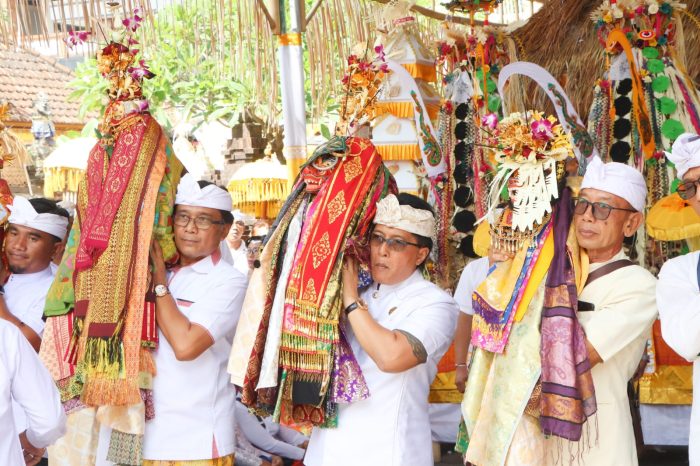 wagub-giri-prasta-hadiri-karya-tawur-labuh-gentuh-di-catus-pata-desa-sibanggede-apresiasi-semangat-krama-jaga-tradisi-leluhur