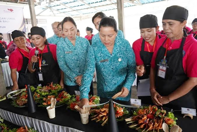 aksi-sosial-bergerak-berbagi-di-gianyar-tp-pkk-bali-perkuat-sinergi-layanan-bagi-masyarakat