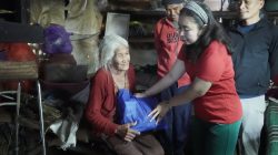 Berbagi Kasih di Rendang, Nyonya Mas Parwata juga Bawa Titipan Sembako dan Pakaian Adat dari Bupati Gus Par