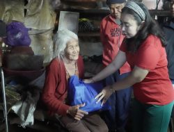 Berbagi Kasih di Rendang, Nyonya Mas Parwata juga Bawa Titipan Sembako dan Pakaian Adat dari Bupati Gus Par