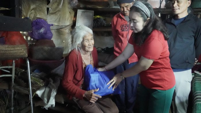 berbagi-kasih-di-rendang-nyonya-mas-parwata-juga-bawa-titipan-sembako-dan-pakaian-adat-dari-bupati-gus-par