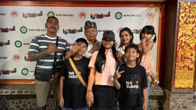 bersama-ribuan-masyarakat-gubernur-koster-saksikan-parade-gong-kebyar-dewasa-duta-kabupaten-gianyar-dan-badung