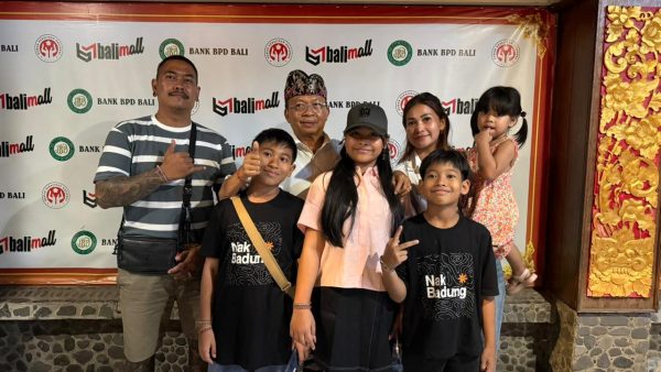 bersama-ribuan-masyarakat-gubernur-koster-saksikan-parade-gong-kebyar-dewasa-duta-kabupaten-gianyar-dan-badung