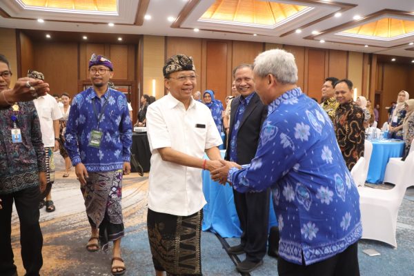 bicara-depan-140-akademisi-pertanian-dari-31-universitas-wilayah-timur-koster-paparkan-strategi-amankan-pertanian-dan-kendalikan-alih-fungsi-lahan