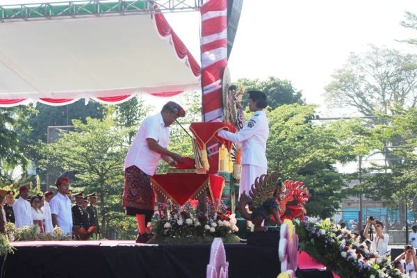 bupati-sedana-arta-pimpin-upacara-hut-ke-81-ri-di-alun-alun-bangli-penyerahan-remisi-warnai-peringatan