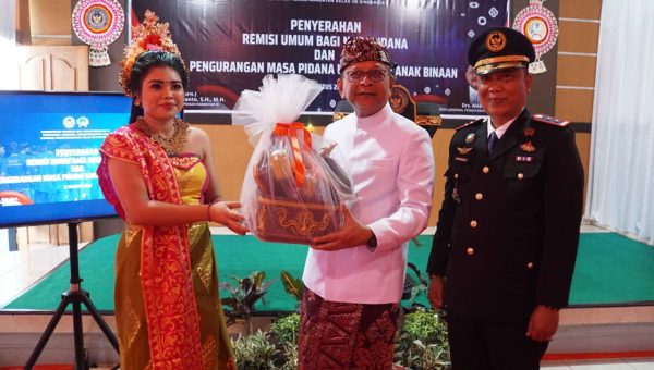 bupati-sutjidra-serahkan-remisi-hut-ke-81-ri-207-warga-binaan-terima-pengurangan-masa-pidana