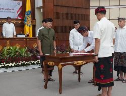 Formasi KPID Bali Kembali Lengkap, Sekda Dewa Indra Lantik Anggota PAW