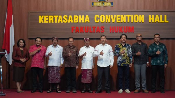 gubernur-koster-ajak-mahasiswa-pascasarjana-fh-unud-perkuat-keilmuan-hadapi-persaingan-global