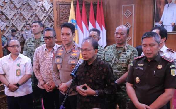 gubernur-koster-jangan-terprovokasi-jaga-bali-tetap-aman-dan-kondusif