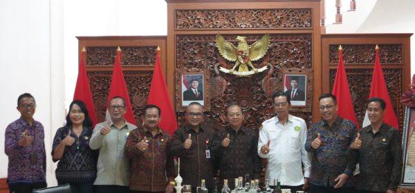 gubernur-koster-paparkan-modul-ajar-literasi-keuangan-sebagai-penopang-sdm-bali-unggul-ke-tiga-penguji-ojk-awards
