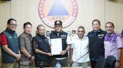 Gubernur Koster Serahkan Bantuan Rp 1 M untuk Korban Gempa NTT