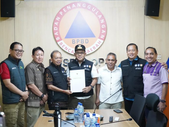 gubernur-koster-serahkan-bantuan-rp-1-m-untuk-korban-gempa-ntt