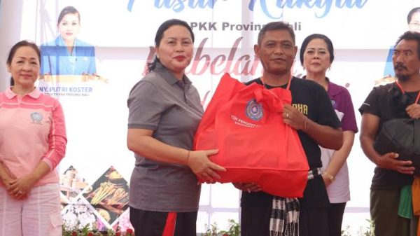 hadiri-berbelanja-dan-berbagi-tp-pkk-di-buleleng-ny-seniasih-giri-prasta-ajak-umkm-geliatkan-perekonomian-lokal