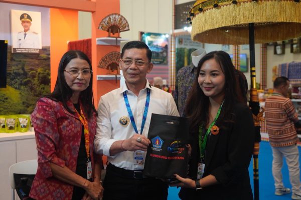kenalkan-potensi-umkm-bupati-satria-kunjungi-stand-klungkung-di-aoe-2026