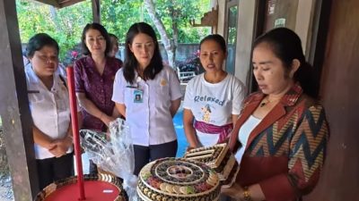 ketua-dekarnasda-karangasem-ny-mas-parwata-dorong-perajin-karangasem-naik-kelas-lewat-kreativitas-dan-inovasi-produk-lokal