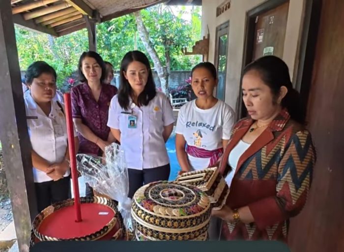 ketua-dekarnasda-karangasem-ny-mas-parwata-dorong-perajin-karangasem-naik-kelas-lewat-kreativitas-dan-inovasi-produk-lokal
