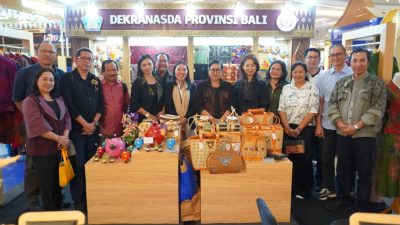 ketua-dekranasda-bali-ny-putri-koster-promosikan-kriya-unggulan-bali-di-pameran-hut-ke-45-dekranas-di-makassar