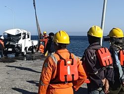 Mobil Pick Up Nyemplung ke Laut di Dermaga Tanah Ampo, Dua Orang Alami Luka Serius