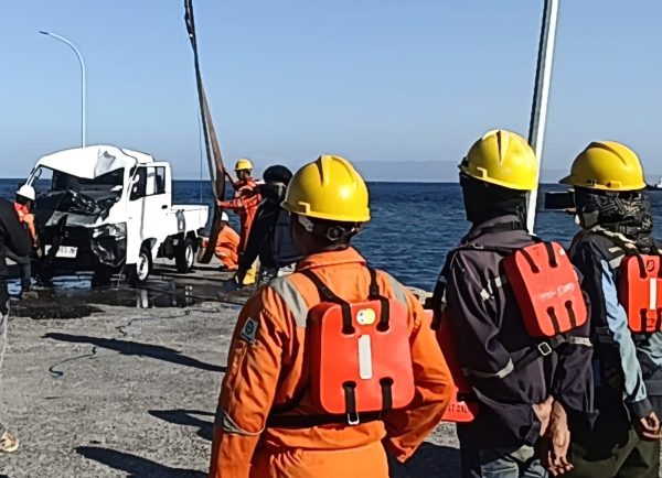 mobil-pick-up-nyemplung-ke-laut-di-dermaga-tanah-ampo-dua-orang-alami-luka-serius