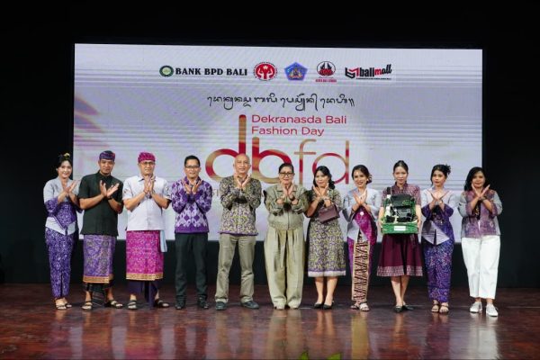 ny-putri-koster-ajak-asn-dan-masyarakat-cintai-wastra-bali-perkuat-umkm-dan-lestarikan-tenun-tradisional